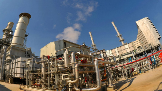  اندلاع حرائق جراء استهداف مصفاة ميناء الأحمدي في الكويت بمسيّرات 