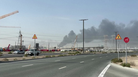  الإمارات تتعامل مع تهديدات صاروخية ومسيّرات أطلقت من إيران 