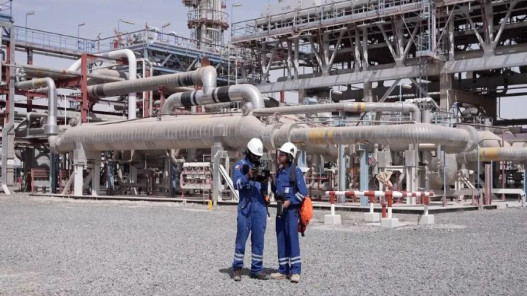  تعليق العمليات في منشآت للغاز في أبوظبي بعد سقوط شظايا 