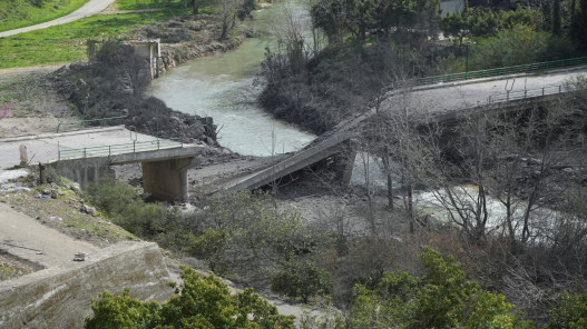  جيش الاحتلال الإسرائيلي يعتزم قصف جسرين في شرق لبنان 