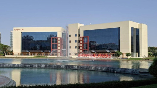  دبي: لا إصابات جراء سقوط حطام على مبنى شركة أوراكل للإنترنت 