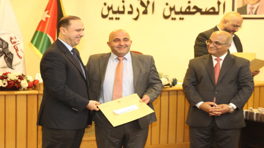  المومني يكرم الزميل عبيدة الضمور بحصوله على جائزة الحسين للإبداع الصحفي 