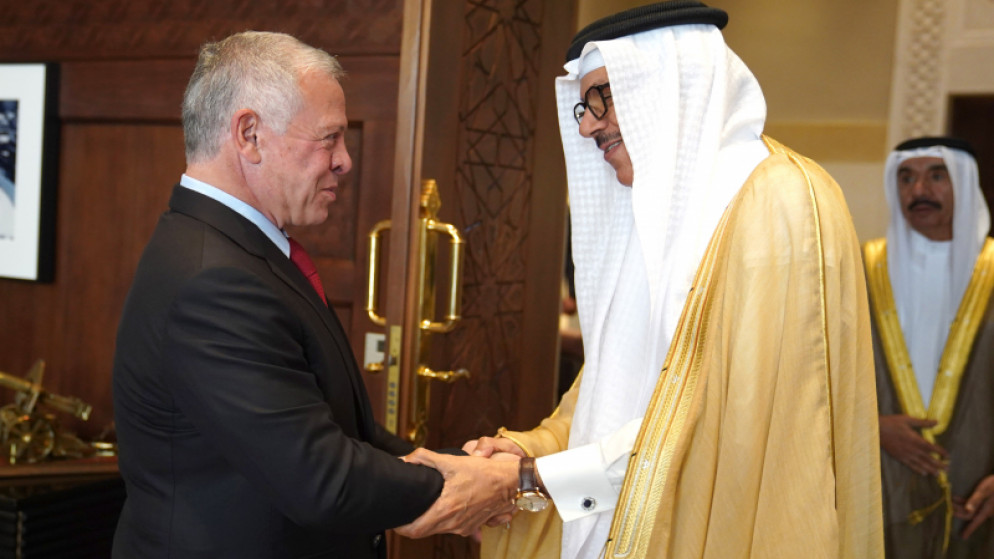 الملك يؤكد لوزير الخارجية البحريني متانة العلاقات