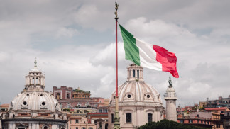 إيطاليا تلغي إلزامية وضع الكمامات في وسائل النقل العام