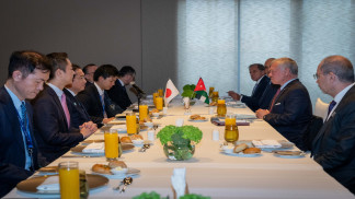 الملك يلتقي رئيس الوزراء الياباني ويبحثان العلاقات الثنائية والأوضاع في غزة