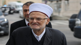 الاحتلال يخطر بإخلاء عمارة في القدس يقطنها 100 شخص منهم الشيخ صبري