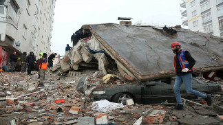 بايدن يبلغ أردوغان جاهزية بلاده لتوفير أي مساعدة للاستجابة لكارثة الزلزال