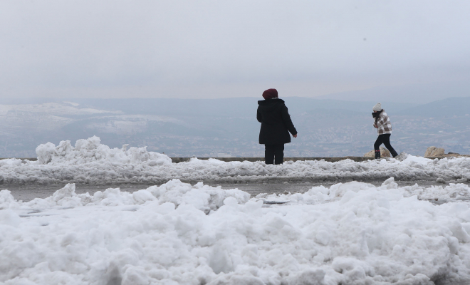 الأردنيون يسعدون بقدوم الثلوج ويستبشرون بموسم مائي جيد