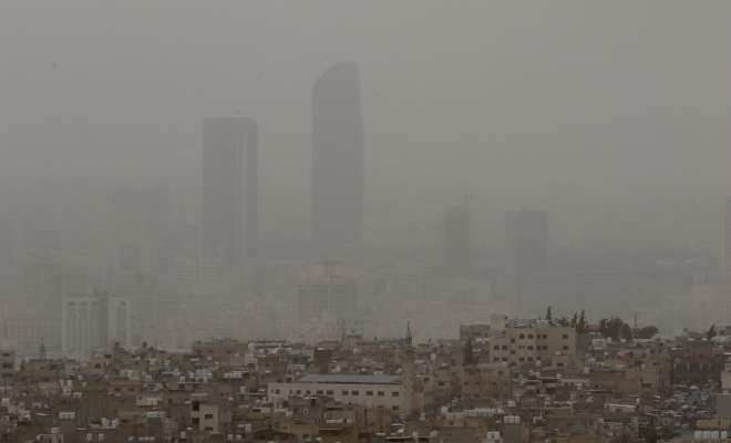 موجة غبار تجتاح عدة مناطق في الأردن